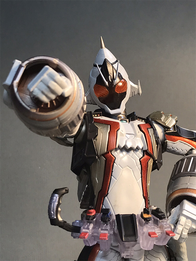 雕刻家 Jun Goto 的 SIC幪面超人 FOURZE Base States 評論